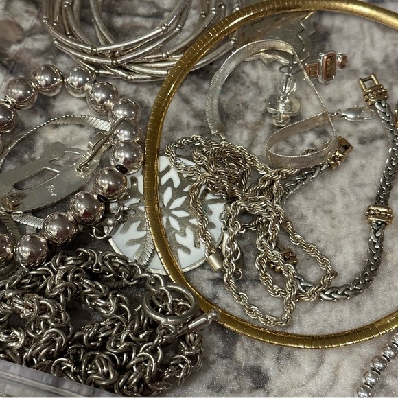 COPY - Vintage 2 Modern Large Lot Of Silver & Gold Tone Jewelry - Picture 6 of 8